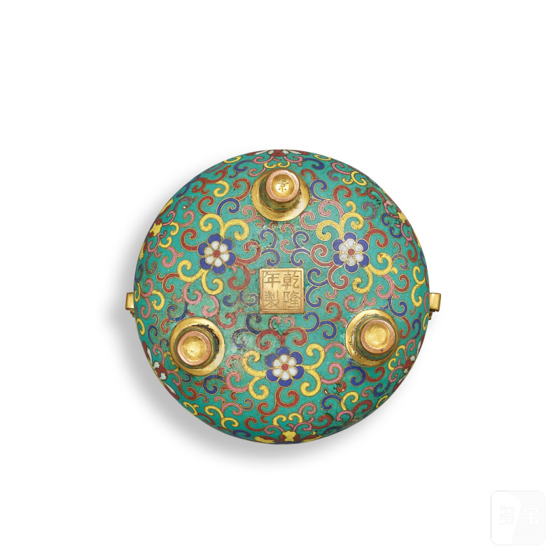 A gilt-bronze and cloisonné enamel tripod incense burner, Mark and period of Qianlong | 清乾隆 銅胎掐絲琺瑯蓮紋香爐 《乾隆年製》款 - 图3
